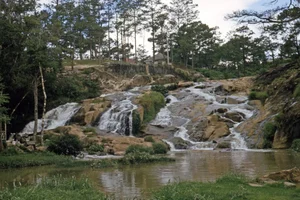 Nostalgic Journey: Rare Historical Photos of Cam Ly Waterfall in Old Da Lat - image 2