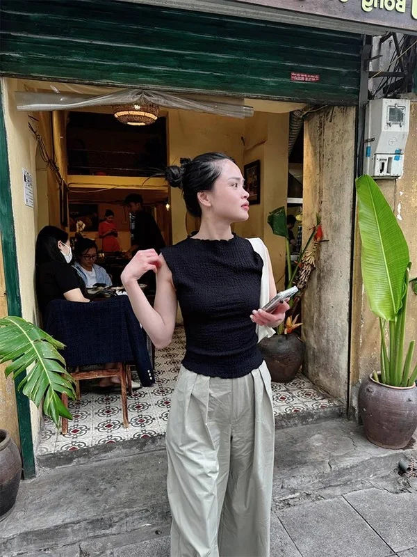 Quach Thu Phuong's Daughter: A Stunning Lookalike with Talent and Grace
