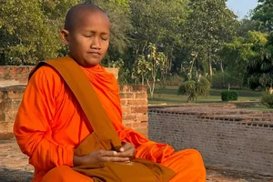 The Viral Story of a 40-Year-Old Monk With a Child-Like Appearance and ID Card Struggles - image 0