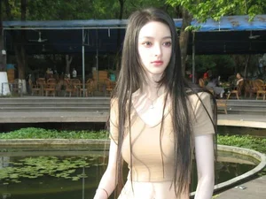 Stunning Deaf Student Mistaken for AI: The Viral Beauty Taking the Internet by Storm - image 1