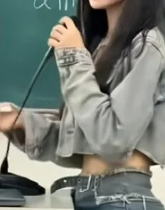 The 7-Second Viral Teacher: How a Brief Video Captured Global Attention - image 1