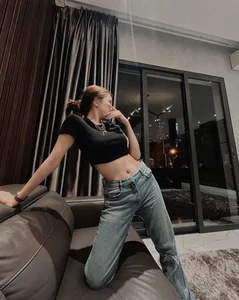 Hot Girl Tram Anh Showcases Toned Abs in Athletic Wear - image 5