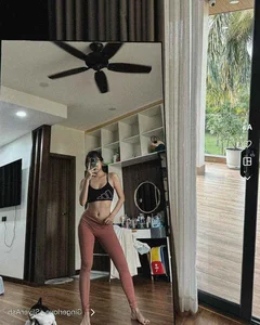 Hot Girl Tram Anh Showcases Toned Abs in Athletic Wear - image 0