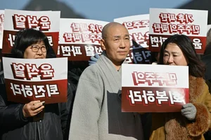South Korean Protests: Citizens Demand Presidential Resignation - image 9