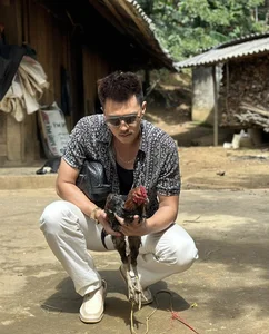 Prime-Time TV Actor Wins Hearts with Devoted Family Life Off-Screen - image 10