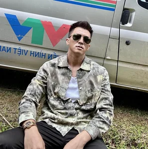 Prime-Time TV Actor Wins Hearts with Devoted Family Life Off-Screen - image 1