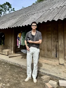 Prime-Time TV Actor Wins Hearts with Devoted Family Life Off-Screen - image 6
