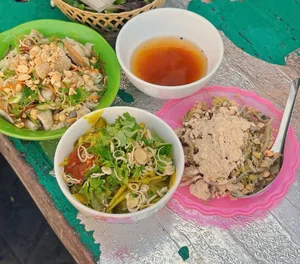 Haiphong Food Tour: The Spicy 'Long-Legged' Specialty That Leaves Everyone in Tears - image 2