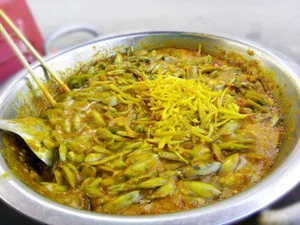 Haiphong Food Tour: The Spicy 'Long-Legged' Specialty That Leaves Everyone in Tears - image 7