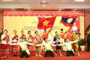 Commemorating the Traditional Day of Vietnamese Volunteer Soldiers and Experts in Laos - image 7