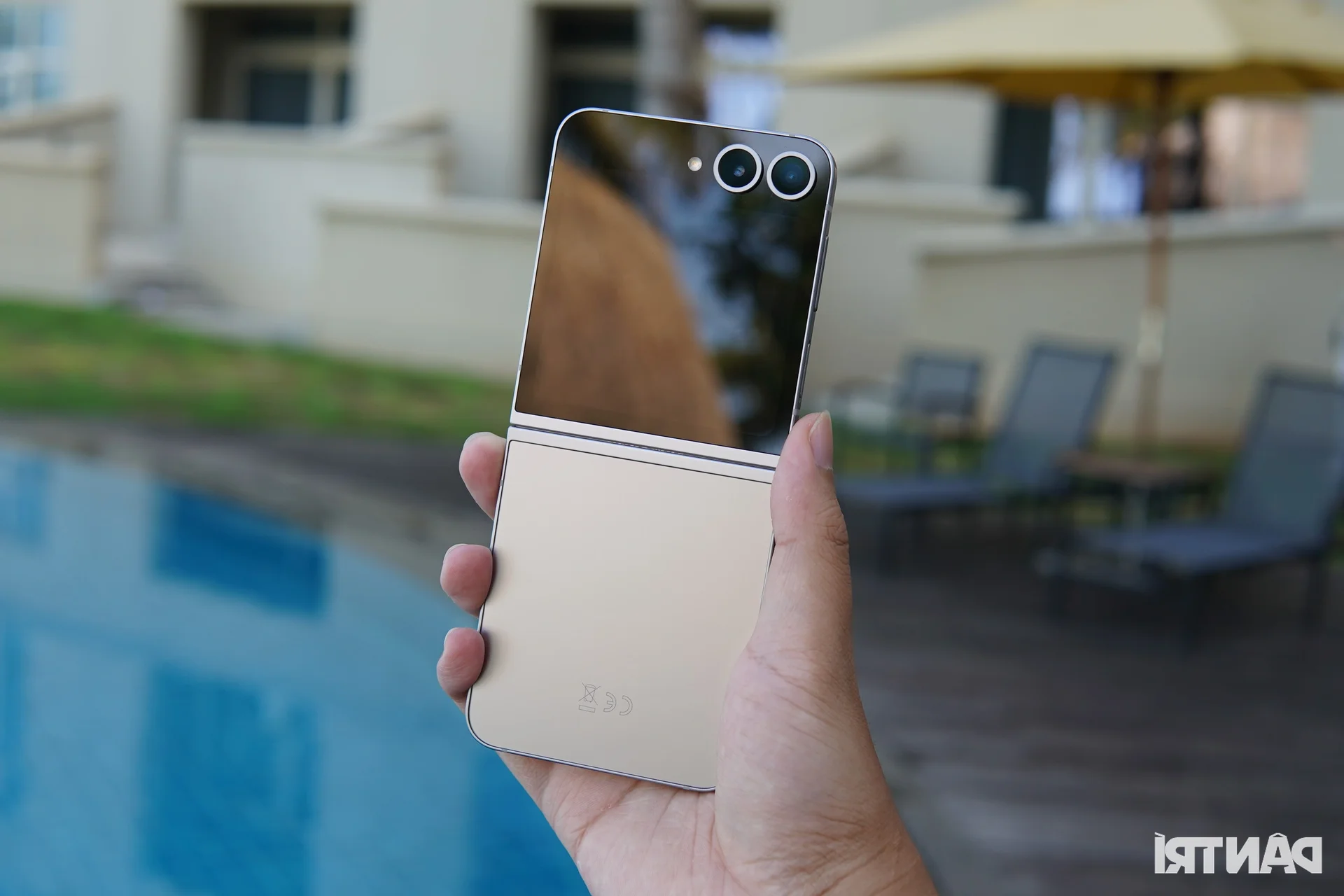 Samsung Galaxy Z Flip6 Review: Compact Design Meets Advanced AI Camera Features