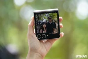Samsung Galaxy Z Flip6 Review: Compact Design Meets Advanced AI Camera Features - image 3
