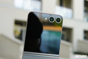 Samsung Galaxy Z Flip6 Review: Compact Design Meets Advanced AI Camera Features - image 4