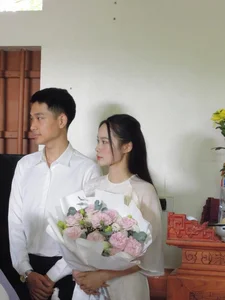 Surprise Proposal: Girlfriend Pops the Question at a Family Feast - image 1