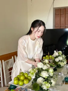 Surprise Proposal: Girlfriend Pops the Question at a Family Feast - image 0