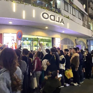 Hoan Kiem Lake and Van Quan Packed for 2025 Countdown - image 1