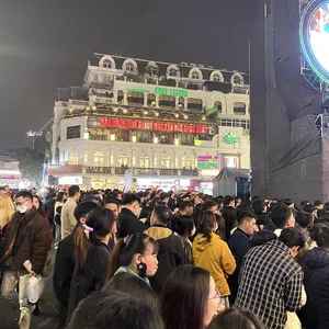 Hoan Kiem Lake and Van Quan Packed for 2025 Countdown - image 5