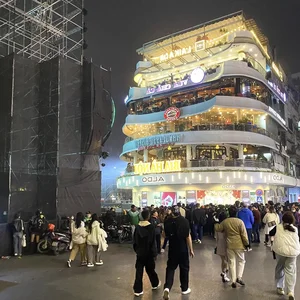Hoan Kiem Lake and Van Quan Packed for 2025 Countdown - image 3