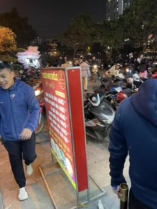 Hoan Kiem Lake and Van Quan Packed for 2025 Countdown - image 4