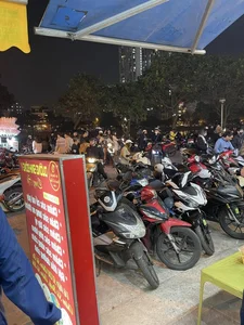 Hoan Kiem Lake and Van Quan Packed for 2025 Countdown - image 2