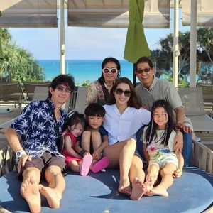 Chinese Celebrities Share Warm Family Moments During the Holiday - image 3