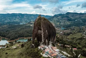 Unbelievable Geologic Wonders: Strangest Rock Formations on Earth - image 2
