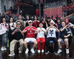Thousands of Fans Brave the Heat for the 'Anh Trai Vuot Ngan Chong Gai' Concert - image 2