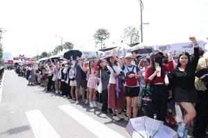 Thousands of Fans Brave the Heat for the 'Anh Trai Vuot Ngan Chong Gai' Concert - image 4