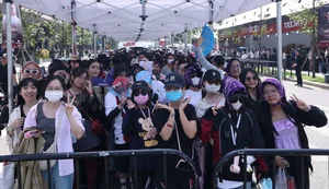 Thousands of Fans Brave the Heat for the 'Anh Trai Vuot Ngan Chong Gai' Concert - image 5