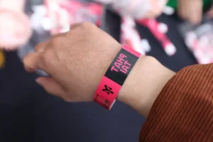 Thousands of Fans Brave the Heat for the 'Anh Trai Vuot Ngan Chong Gai' Concert - image 3