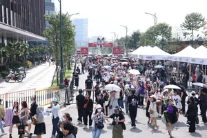 Thousands of Fans Brave the Heat for the 'Anh Trai Vuot Ngan Chong Gai' Concert - image 0