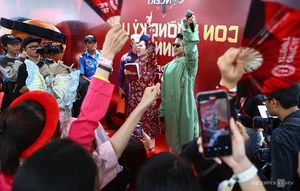 Vietnamese Fans Wear Traditional Costumes to Call Me by Fire Concert - image 2