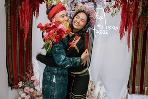 Supermodel Xuan Lan Celebrates Birthday with Heartwarming Family Portraits - image 7