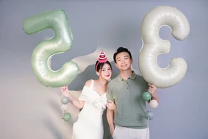 Supermodel Xuan Lan Celebrates Birthday with Heartwarming Family Portraits - image 4