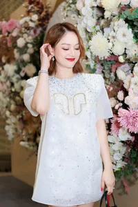 Actress Lan Phuong Shines Beside Her Tall Husband with Elegant Fashion Choices - image 8