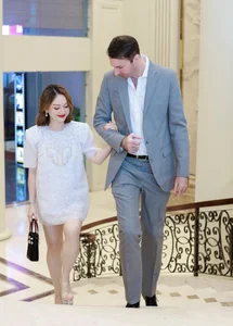 Actress Lan Phuong Shines Beside Her Tall Husband with Elegant Fashion Choices - image 7