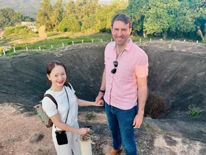 Actress Lan Phuong Shines Beside Her Tall Husband with Elegant Fashion Choices - image 12