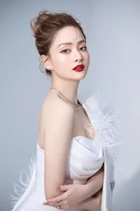 Actress Lan Phuong Shines Beside Her Tall Husband with Elegant Fashion Choices - image 1