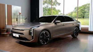 2025 Kia K8 Debuts with Bold New Design and Future Hybrid Variant - image 2