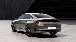 2025 Kia K8 Debuts with Bold New Design and Future Hybrid Variant - image 9
