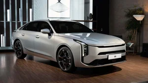 2025 Kia K8 Debuts with Bold New Design and Future Hybrid Variant - image 1