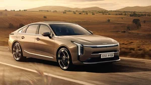 2025 Kia K8 Debuts with Bold New Design and Future Hybrid Variant - image 13