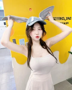Athleisure Trends and Styling Controversial Gym Outfits Elegantly - image 7