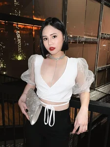 Modern Elegance and Artistic Heritage: The Captivating Style of Musician Tu Dua’s Daughter at Age 25 - image 2