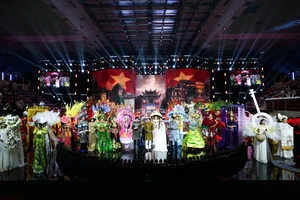 Miss Vietnam National Costume Mishap: Contestant Shows Resilience After Wardrobe Break - image 1
