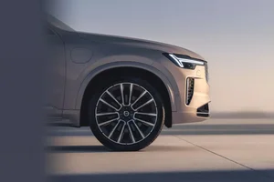 2025 Volvo XC90 Debuts with Enhanced Technology and Refined Luxury Design - image 4