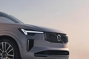 2025 Volvo XC90 Debuts with Enhanced Technology and Refined Luxury Design - image 5