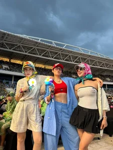 Vietnamese Stars Gather at My Dinh Stadium to Witness G-Dragon's Performance - image 7