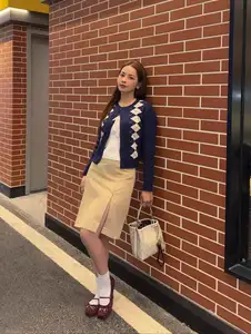 Chi Pu Impresses with Chic Mix-Match Style for Windy Weather: Get Her Fashionable Look! - image 5