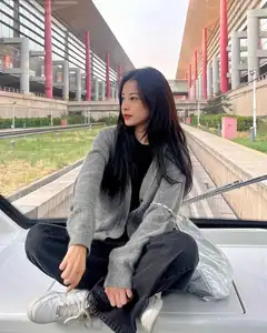Chi Pu Impresses with Chic Mix-Match Style for Windy Weather: Get Her Fashionable Look! - image 3